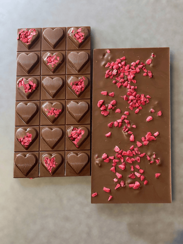 Milk chocolate bar with raspberries    100gr